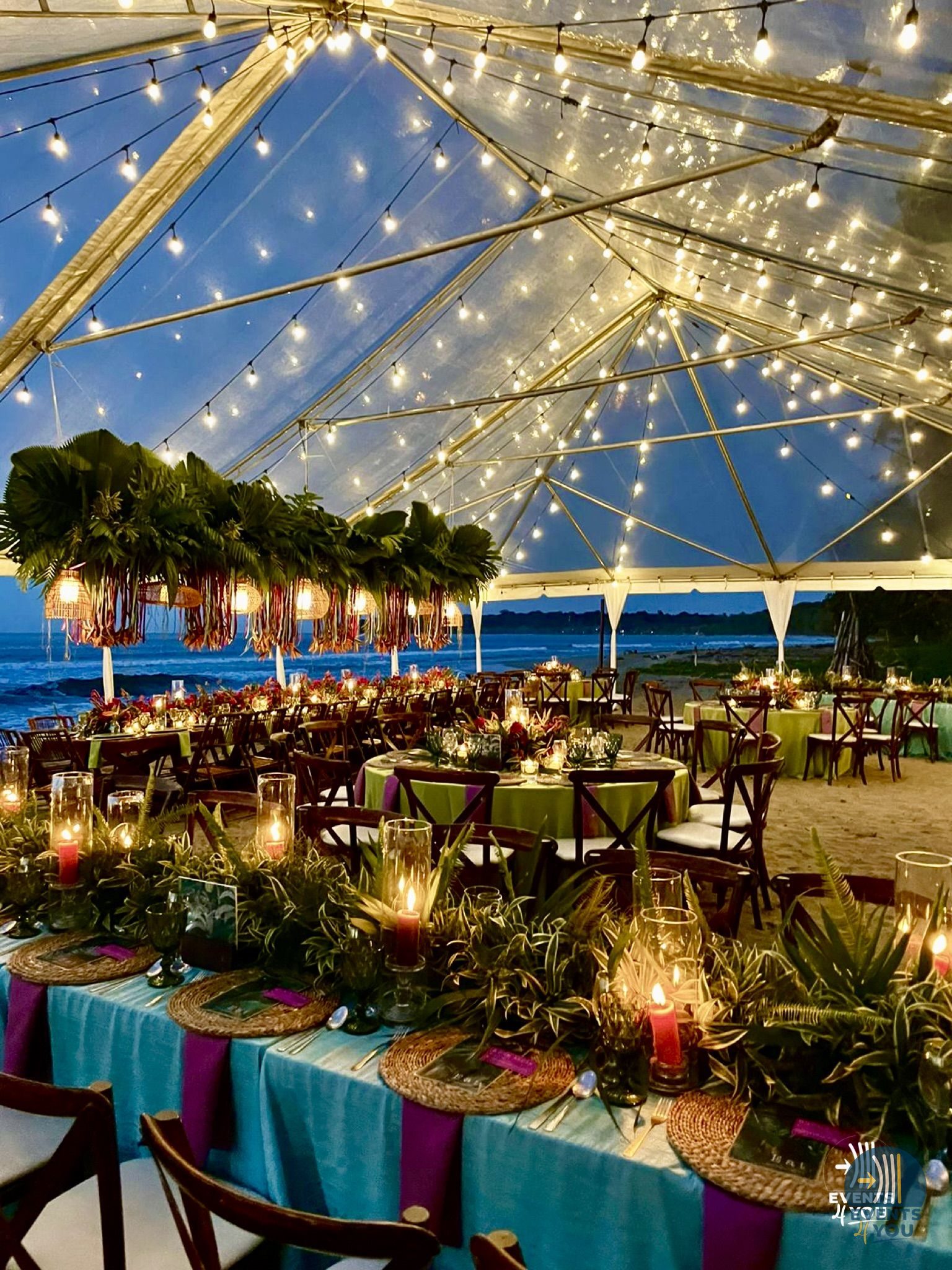 Carpa decorada para boda en la playa