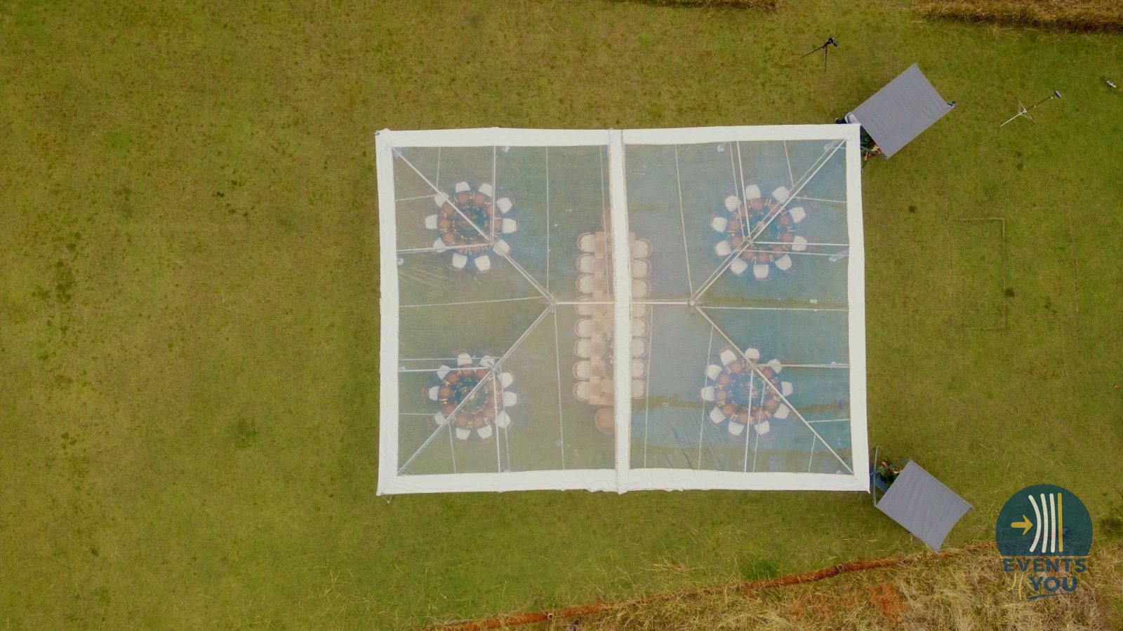 Vista aérea de carpa para evento corporativo